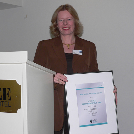 Ulrike Müller (University of Heidelberg, Germany) is presenting the award certificate